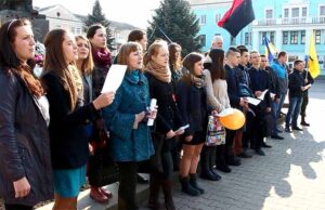 Біля Шевченка заспівали повну версію Гімну України Біля Шевченка заспівали повну версію Гімну України