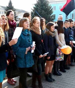 Біля Шевченка заспівали повну версію Гімну України