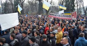 Під Верховною Радою тисячі автомобілістів вимагають скасувати утилізаційний збір та акциз за переобладнання! Під Верховною Радою тисячі автомобілістів вимагають скасувати утилізаційний збір та акциз за переобладнання!