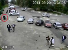 Грабіжник виніс із храму скриню з пожертвами для солдатів, накривши курткою (ВІДЕО) Грабіжник виніс із храму скриню з пожертвами для солдатів