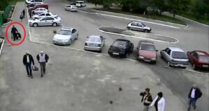 Грабіжник виніс із храму скриню з пожертвами для солдатів, накривши курткою (ВІДЕО) Грабіжник виніс із храму скриню з пожертвами для солдатів