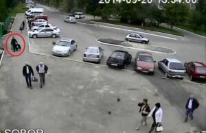 Грабіжник виніс із храму скриню з пожертвами для солдатів, накривши курткою (ВІДЕО) Грабіжник виніс із храму скриню з пожертвами для солдатів