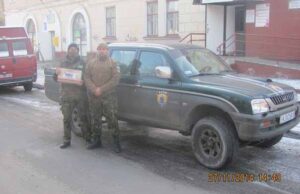 Листи від учнів та біноклі відправили бійцям полку «Азов» Листи від учнів та біноклі відправили бійцям полку «Азов»