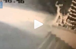 Біля супермаркету «Рідний край» дісталось святковій ялинці! (ВІДЕО) Біля супермаркету «Рідний край» дісталось святковій ялинці! (ВІДЕО)