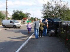 Аварія на перехресті Миру та Сковороди: від удару позашляховик протаранив паркан Аварія на перехресті Миру та Сковороди: від удару позашляховик протаранив паркан