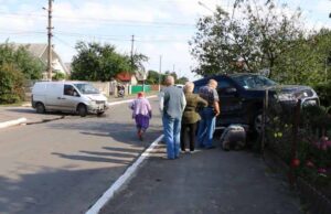 Аварія на перехресті Миру та Сковороди: від удару позашляховик протаранив паркан Аварія на перехресті Миру та Сковороди: від удару позашляховик протаранив паркан