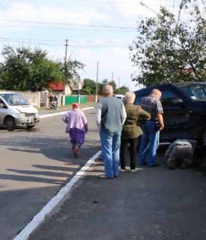 Аварія на перехресті Миру та Сковороди: від удару позашляховик протаранив паркан