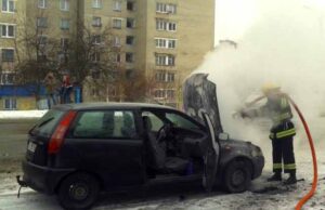 У Нововолинську просто на ходу спалахнуло авто У Нововолинську просто на ходу спалахнуло авто