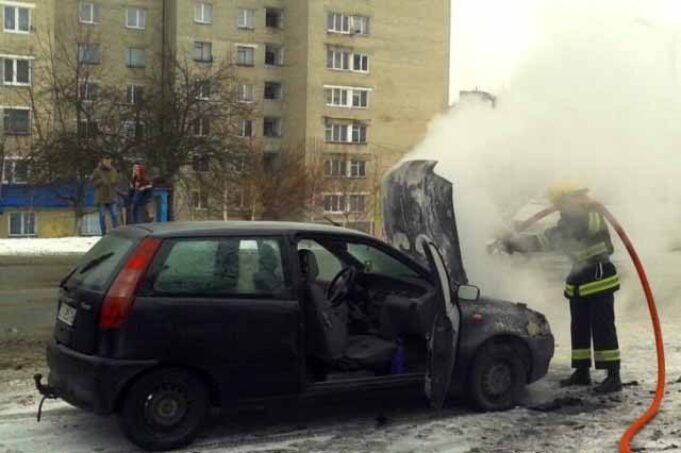 У Нововолинську просто на ходу спалахнуло авто У Нововолинську просто на ходу спалахнуло авто