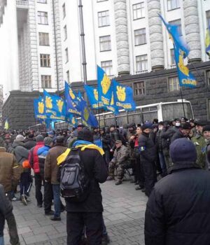 Мітингувальники в Києві блокують Кабмін!