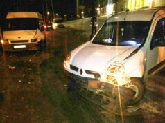 ДТП біля озера: лобове зіткнення «Renault Kangoo» та «Ford Transit» (фото) ДТП біля озера: лобове зіткнення «Renault Kangoo» та «Ford Transit» (фото)