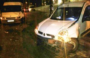 ДТП біля озера: лобове зіткнення «Renault Kangoo» та «Ford Transit» (фото) ДТП біля озера: лобове зіткнення «Renault Kangoo» та «Ford Transit» (фото)