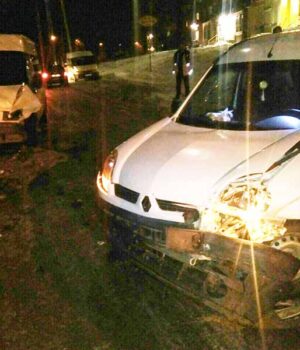 ДТП біля озера: лобове зіткнення «Renault Kangoo» та «Ford Transit» (фото)