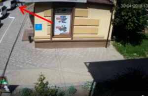 Біля магазину «Кавалер» викрали гаманець з авто Біля магазину «Кавалер» викрали гаманець з авто