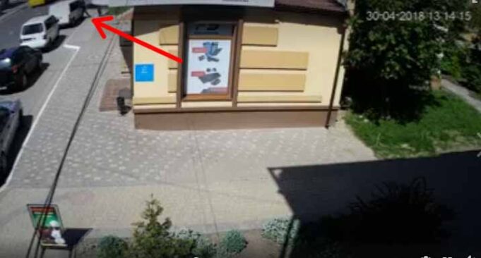 Біля магазину «Кавалер» викрали гаманець з авто Біля магазину «Кавалер» викрали гаманець з авто