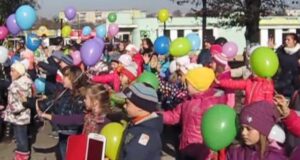 Діти біля ринку влаштували патріотичний флешмоб Діти біля ринку влаштували патріотичний флешмоб