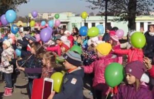 Діти біля ринку влаштували патріотичний флешмоб Діти біля ринку влаштували патріотичний флешмоб