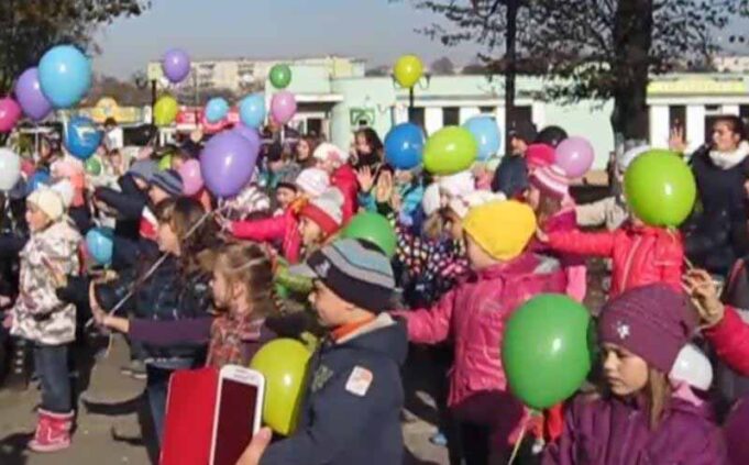 Діти біля ринку влаштували патріотичний флешмоб Діти біля ринку влаштували патріотичний флешмоб