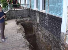 Конфлікт між мешканцями і депутатом-підприємцем через будівництво у центрі міста (відео) Конфлікт між мешканцями і депутатом-підприємцем через будівництво у центрі міста (відео)