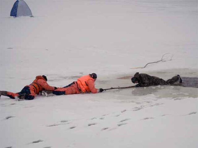 Рятувальники закликають громадян не виходити на тонку кригу на ставках, річках та інших водоймах Рятувальники закликають громадян не виходити на тонку кригу на ставках