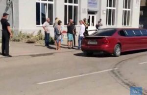 У Нововолинську люди викликали поліцію через весільний лімузин, який загородив в’їзд до будинків У Нововолинську люди викликали поліцію через весільний лімузин
