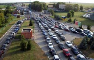 Через страйк польських митників на кордоні в Україні застрягли майже 2 тисячі авто Через страйк польських митників на кордоні в Україні застрягли майже 2 тисячі авто