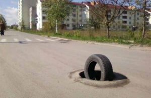 У Нововолинську – небезпечна яма без люка! У Нововолинську - небезпечна яма без люка!