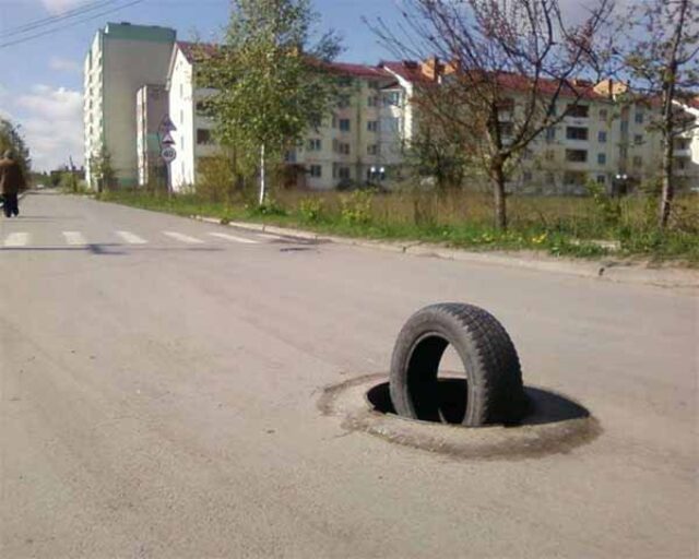 У Нововолинську – небезпечна яма без люка! У Нововолинську - небезпечна яма без люка!