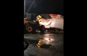 У Луцьку зносять контейнери на Старому ринку. ВІДЕО (ОНОВЛЕНО) У Луцьку зносять контейнери на Старому ринку. ВІДЕО (ОНОВЛЕНО)