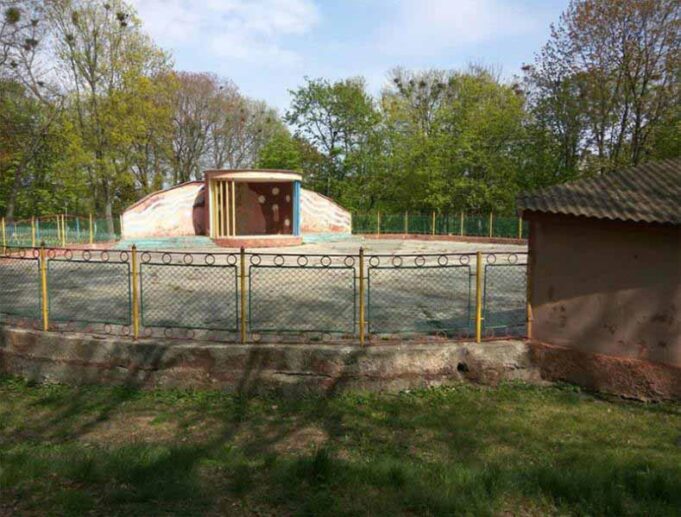 Танцмайданчик в центральному парку перетворять на вільний простір для відпочинку Танцмайданчик в центральному парку перетворять на вільний простір для відпочинку