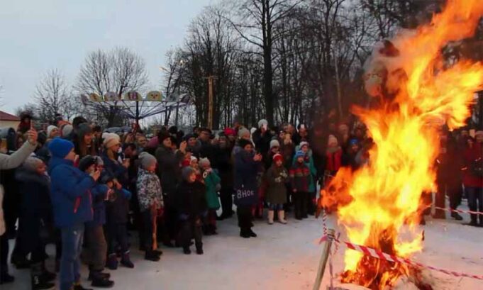 Морену спалено: у Нововолинську зустрічали весну Морену спалено: у Нововолинську зустрічали весну