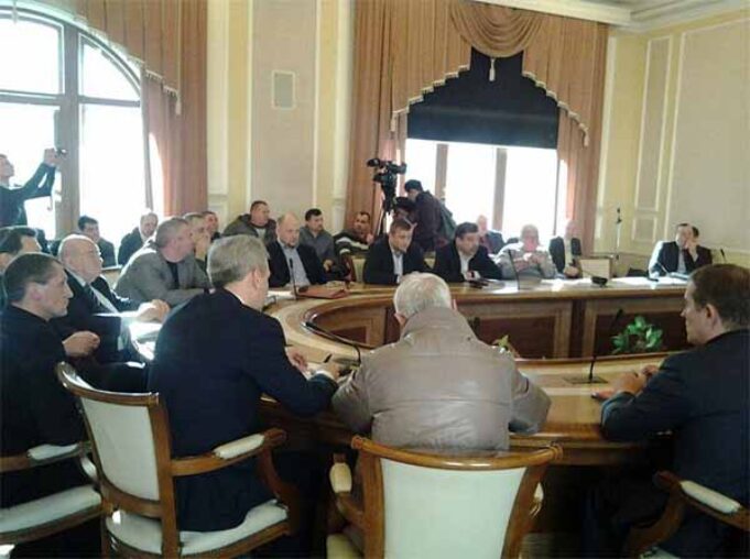 Голови профкомів на нараді в першого заступника міністра Зюкова (оновлено 20:00) Голови профкомів на нараді в першого заступника міністра Зюкова (оновлено 20:00)