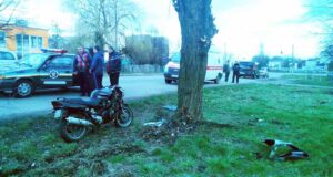 ДТП біля автостанції: молодики на спортивному мотоциклі врізались у дерево! ДТП біля автостанції: молодики на спортивному мотоциклі врізались у дерево!