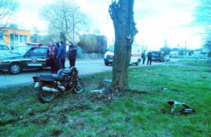 ДТП біля автостанції: молодики на спортивному мотоциклі врізались у дерево! ДТП біля автостанції: молодики на спортивному мотоциклі врізались у дерево!