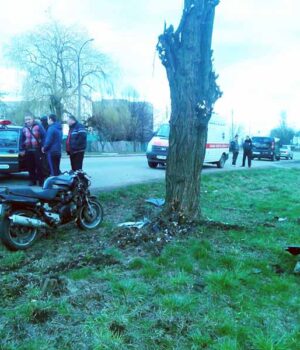 ДТП біля автостанції: молодики на спортивному мотоциклі врізались у дерево!