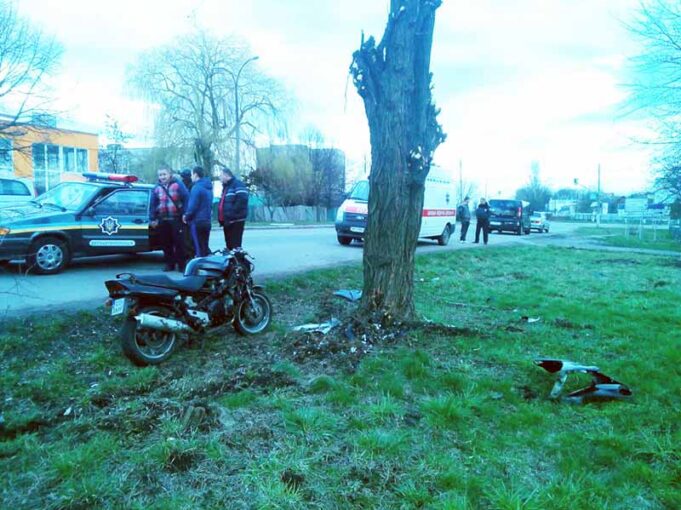 ДТП біля автостанції: молодики на спортивному мотоциклі врізались у дерево! ДТП біля автостанції: молодики на спортивному мотоциклі врізались у дерево!