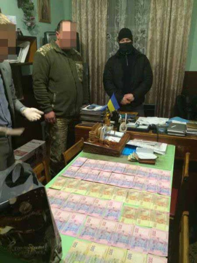 Різдвяний хабарник: у Володимирі-Волинську СБУ затримала начальника полігону Різдвяний хабарник: у Володимирі-Волинську СБУ затримала начальника полігону