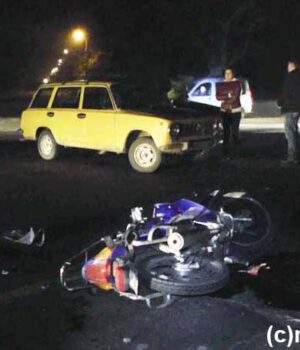 ДТП на повороті 3-ї шахти: скутер зіткнувся з легковиком (фото/відео)