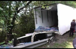 На пагорбі біля села Дігтів аварія: фарш із фури висипало просто на дорогу (відео) На пагорбі біля села Дігтів аварія: фарш із фури висипало просто на дорогу (відео)