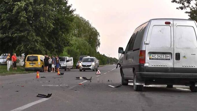 ДТП на об’їздній: «Peugeot Expert» врізався у «Wolkswagen Caddy» (відео) Рок-фестиваль «Перлина Заходу» 2015