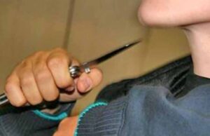 Двоє молодиків пограбували жінку! Двоє молодиків пограбували жінку!