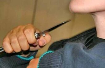 Двоє молодиків пограбували жінку! Двоє молодиків пограбували жінку!