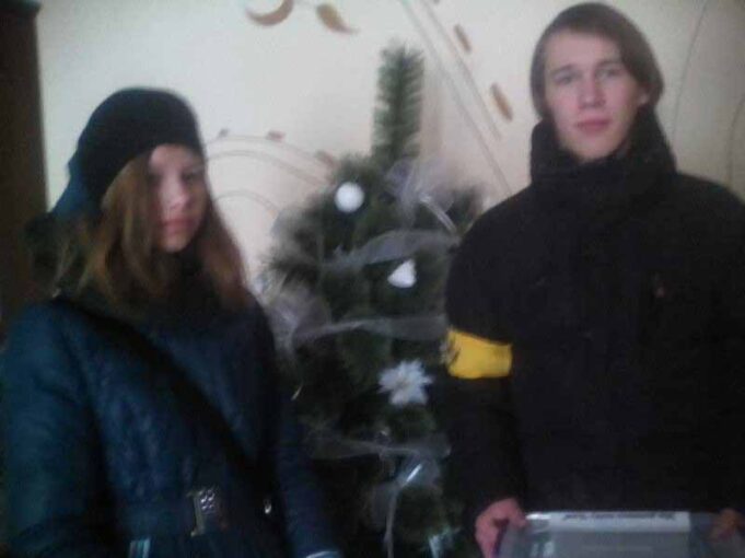 Активісти НМГО “Патріот України” колядуванням збирали кошти для полку “Азов” Активісти НМГО "Патріот України" колядуванням збирали кошти для полку "Азов"