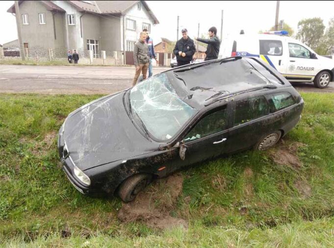 В районі АЗС ОККО перекинувся автомобіль В районі АЗС ОККО перекинувся автомобіль