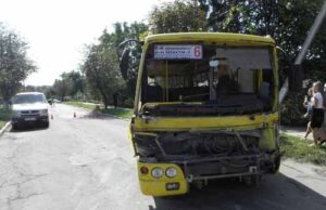 ЗІЛ протаранив автобус: 11 людей травмовані. ЗІЛ протаранив автобус: 11 людей травмовані.
