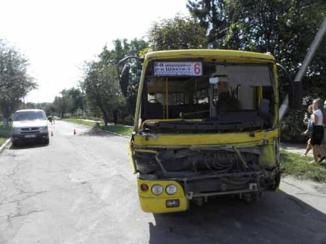ЗІЛ протаранив автобус: 11 людей травмовані. ЗІЛ протаранив автобус: 11 людей травмовані.