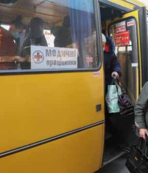 “Міська влада провалила довіз медиків на роботу під час карантину”