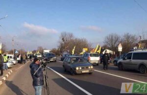 Біля Луцька власники автомобілів на іноземній реєстрації обмежили рух на Ковель Біля Луцька власники автомобілів на іноземній реєстрації обмежили рух на Ковель