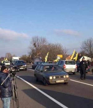 Біля Луцька власники автомобілів на іноземній реєстрації обмежили рух на Ковель