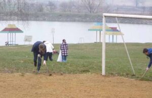 Активісти поприбирали нововолинське озеро Активісти поприбирали нововолинське озеро